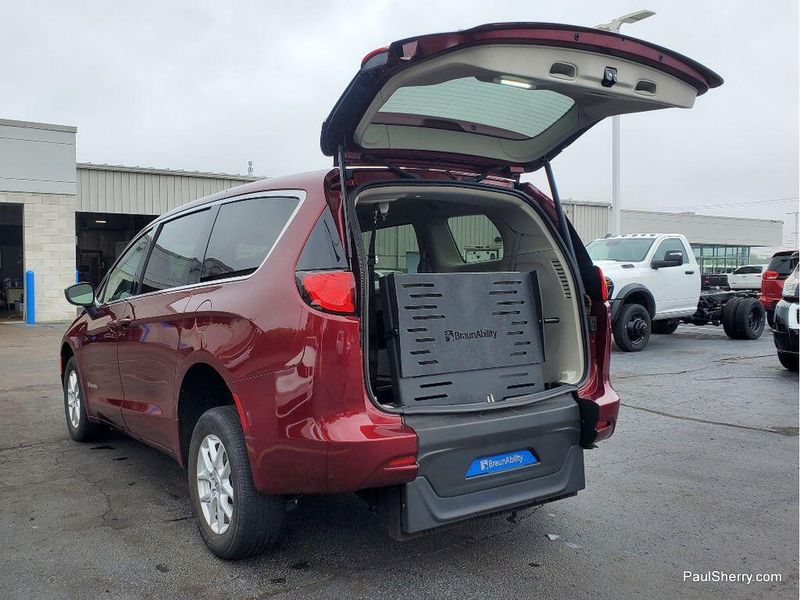 2023 Chrysler Voyager LXImage 12