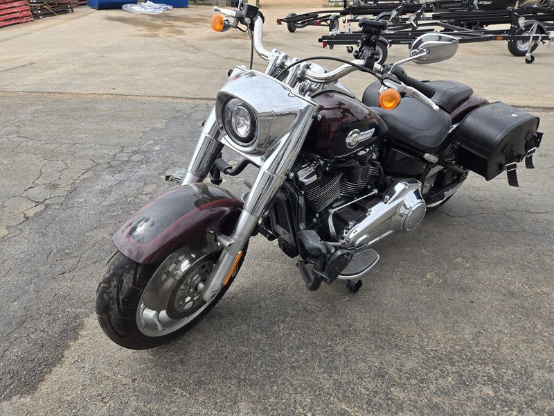 USED 2022 HARLEY SOFT TAIL FAT BOY 114 MIDNIGHT CRIMSON AND VIVID BLACK Image 3