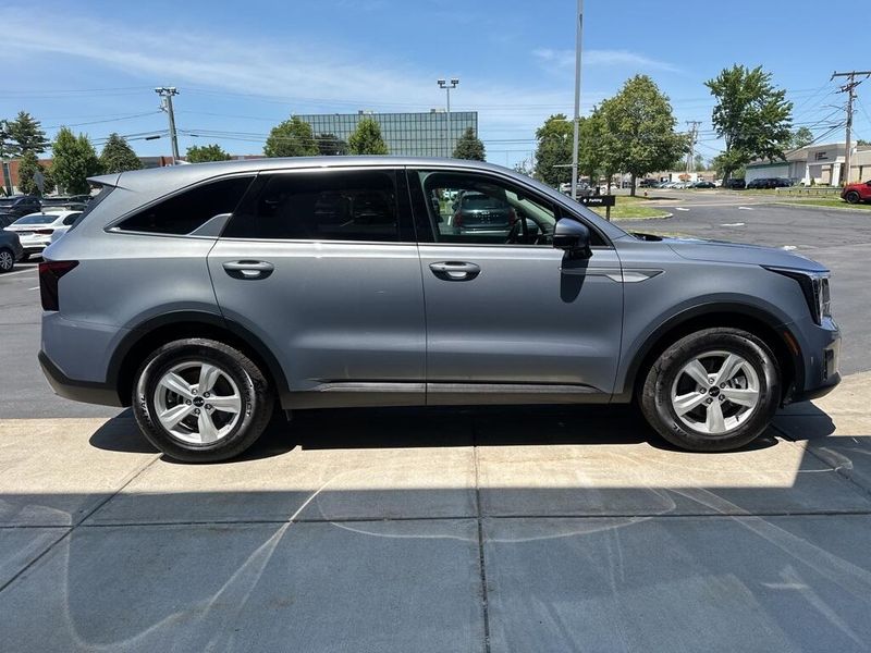 2025 Kia Sorento LXImage 4