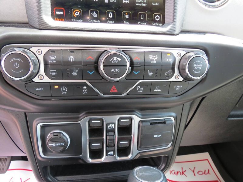 Used 2022 Jeep Gladiator High Altitude 4x4 4dr Crew Cab 5.0 ft. SBImage 19