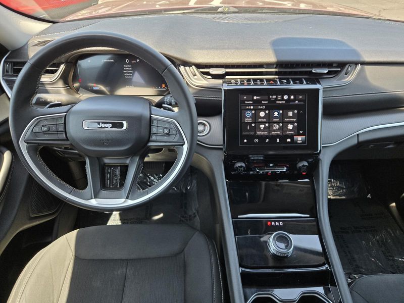 Used 2023 Jeep Grand Cherokee Laredo 4x2