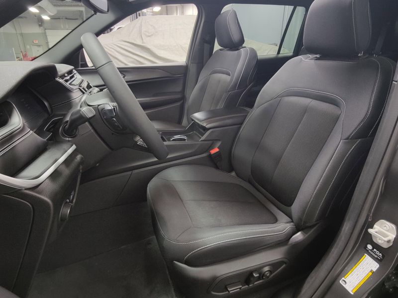 2024 Jeep Grand Cherokee L Laredo X 4x4 w/Sunroof/Lux TechImage 16