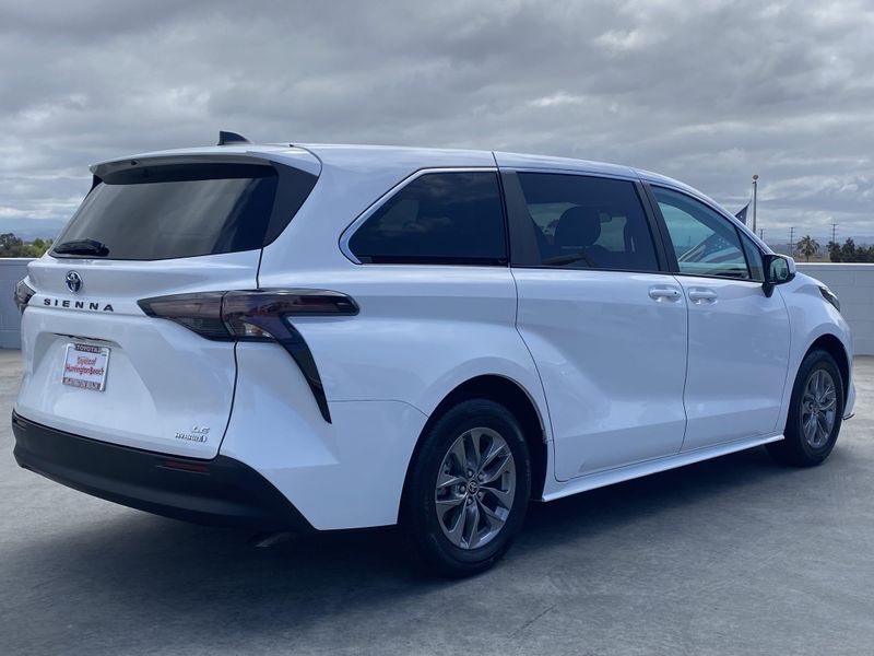 2024 Toyota Sienna LEImage 4