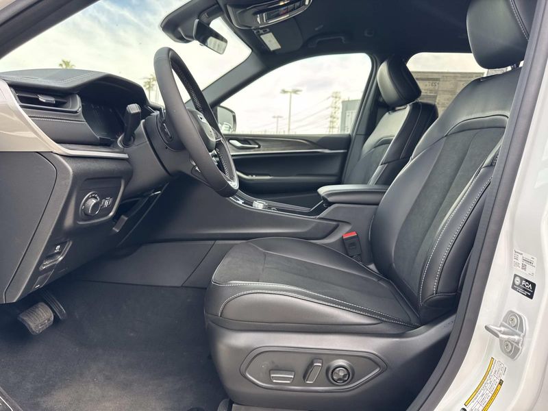 New 2026 Jeep Grand Cherokee Laredo Altitude 4x4