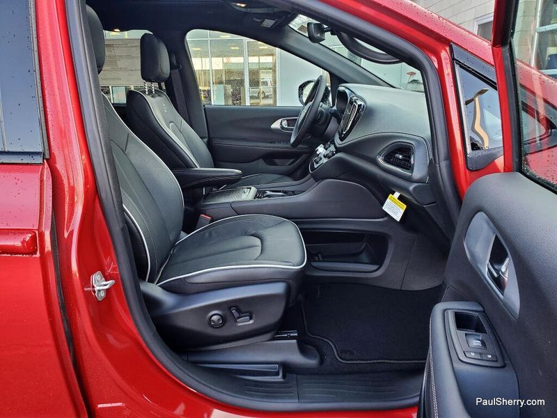 New 2026 Chrysler Pacifica Limited