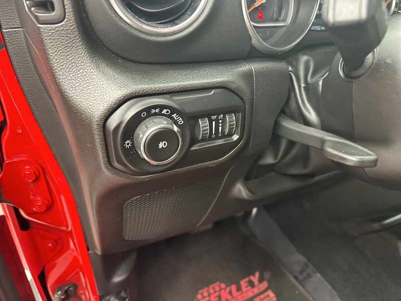 Used 2022 Jeep Wrangler Unlimited SaharaImage 5