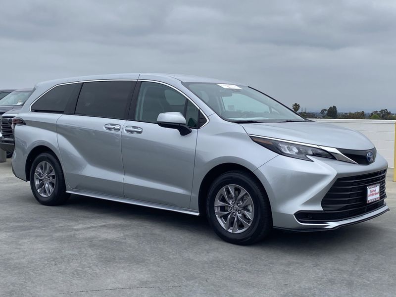 2024 Toyota Sienna LEImage 2