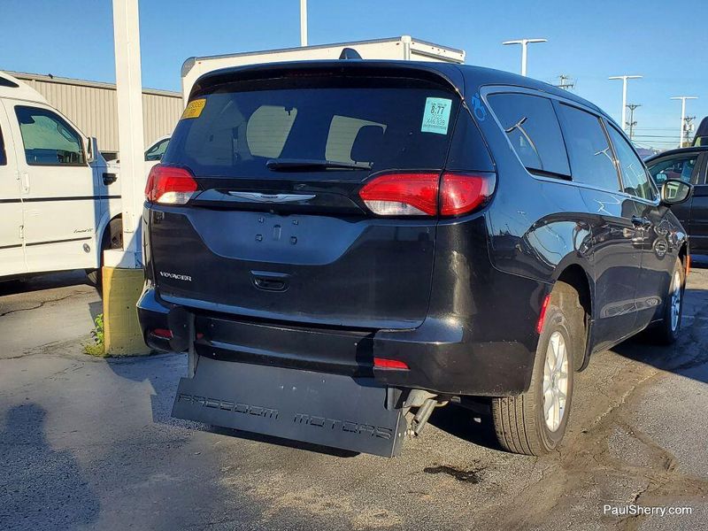 2022 Chrysler Voyager LXImage 8