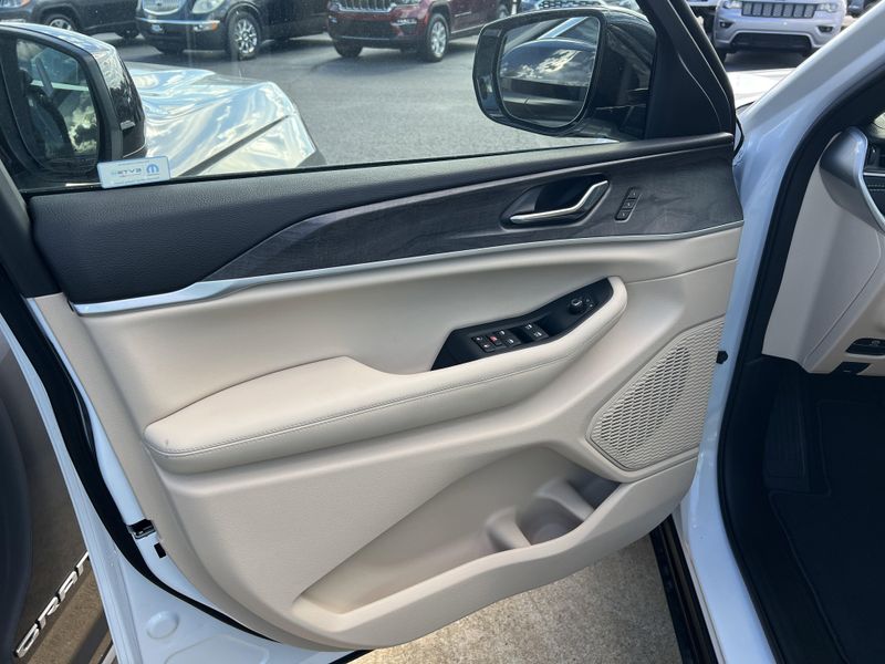 New 2025 Jeep Grand Cherokee Limited 4x4Image 14