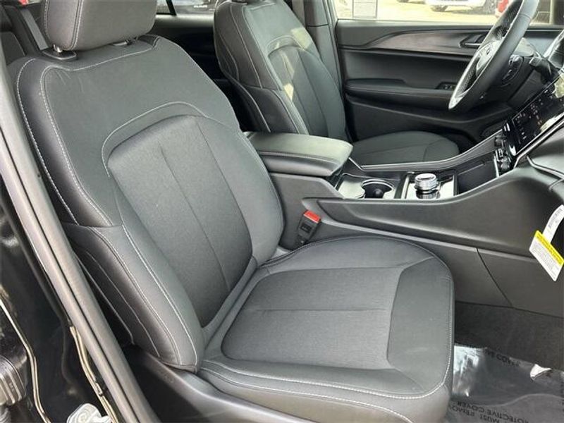 New 2025 Jeep Grand Cherokee Laredo X 4x2Image 11