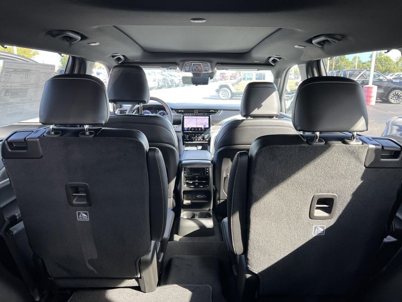 New 2025 Jeep Grand Cherokee L Limited 4x4Image 18