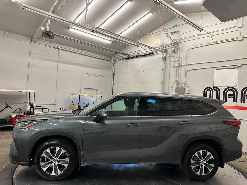 2021 Toyota Highlander XLE photo 11