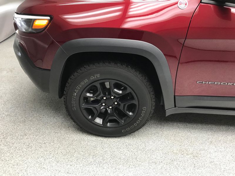 Used 2021 Jeep Cherokee TrailhawkImage 2