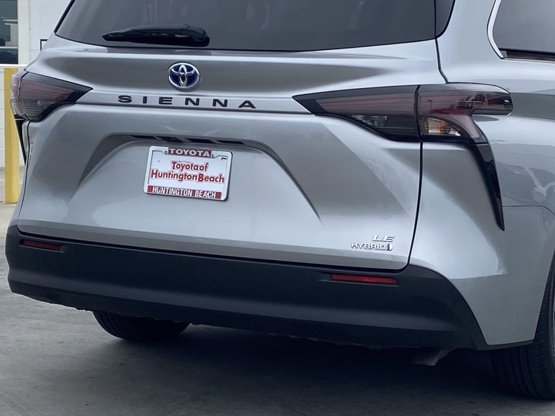 2024 Toyota Sienna LEImage 5