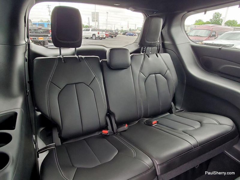 New 2025 Chrysler Pacifica SelectImage 50
