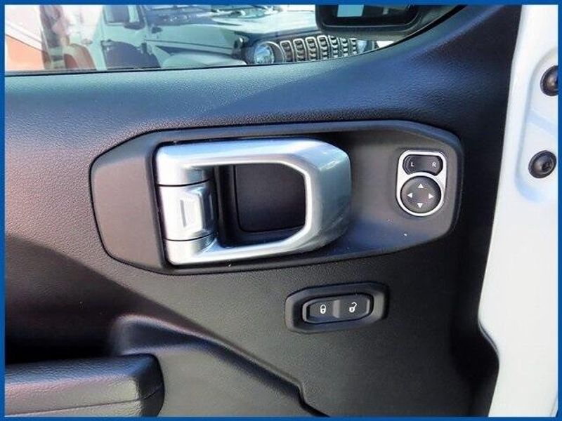2022 Jeep Gladiator Altitude photo 11