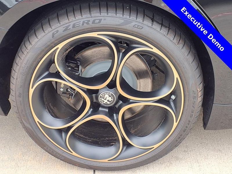 New 2025 Alfa Romeo Giulia IntensaImage 6