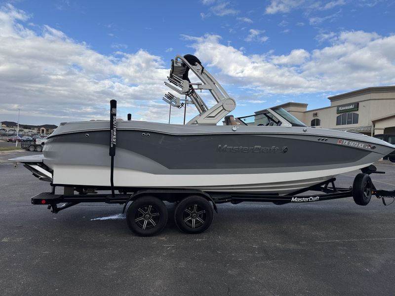 2023 MASTERCRAFT X24 Image 2