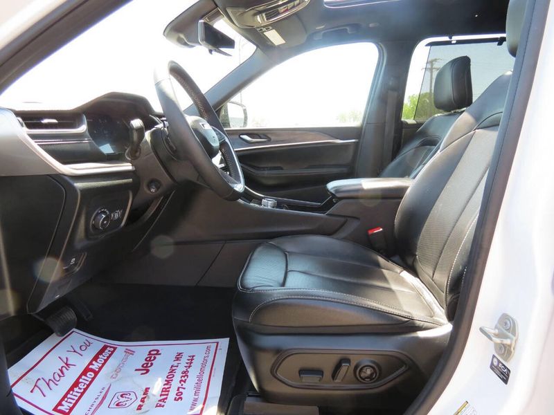 Used 2024 Jeep Grand Cherokee L Limited 4x4 4dr SUVImage 19
