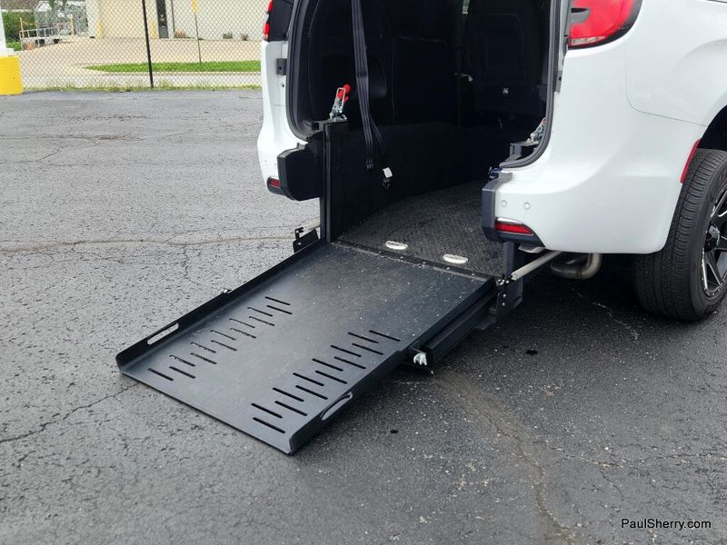 Used 2024 Chrysler Pacifica Touring