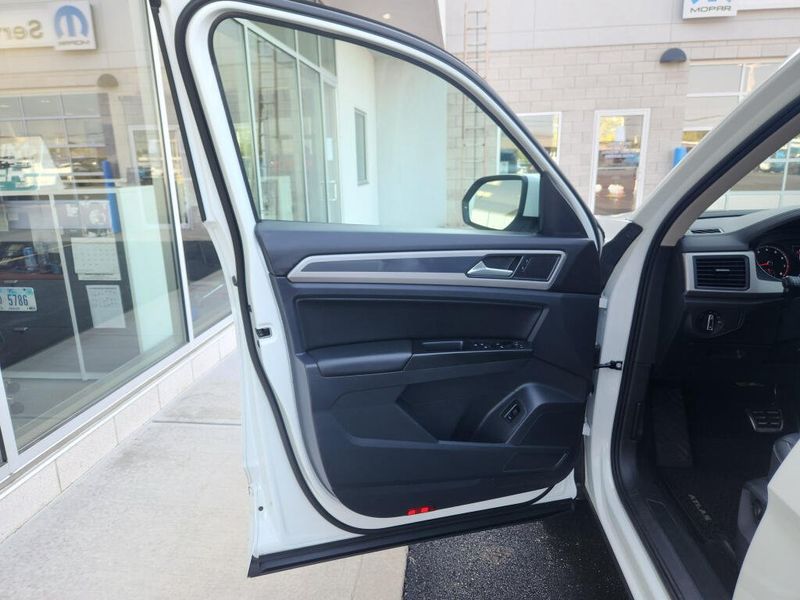 Used 2021 Volkswagen Atlas 3.6L V6 SE w/Technology R-Line