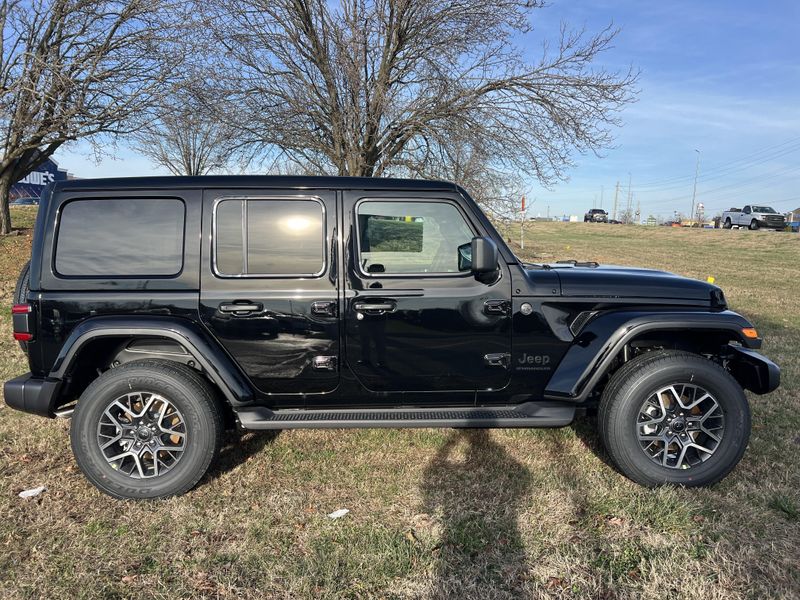 New 2026 Jeep Wrangler 4-door SaharaImage 4