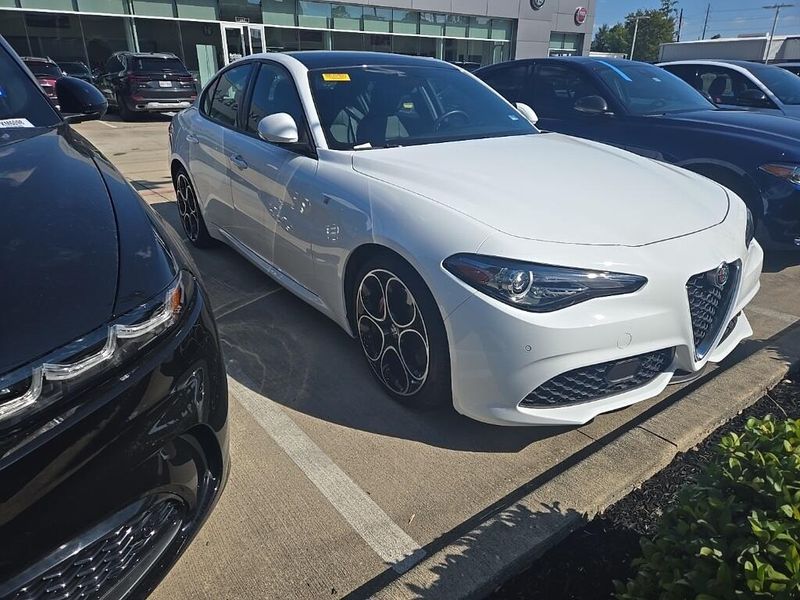 Used 2022 Alfa Romeo Giulia TiImage 2