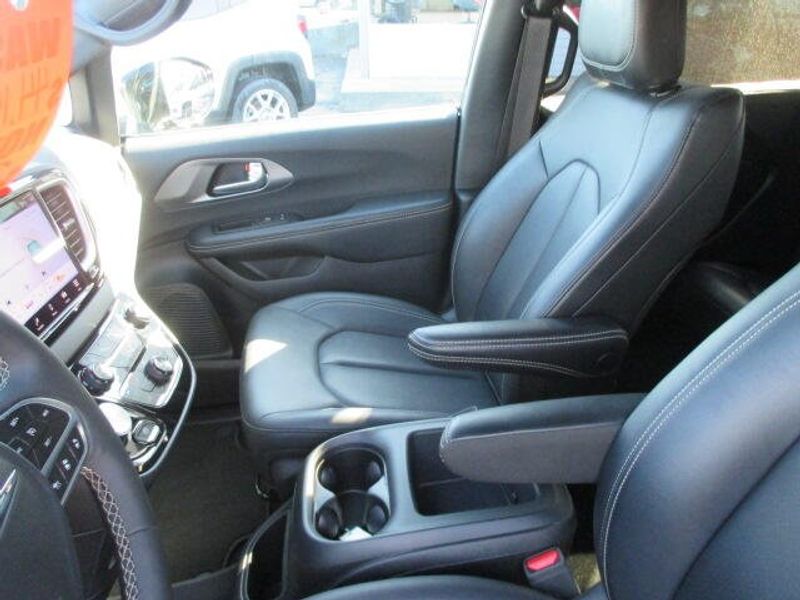 Used 2025 Chrysler Pacifica SelectImage 20