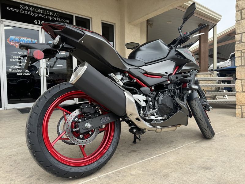 2024 Kawasaki Z500 SE ABS CANDY PERSIMMON RED AND METALLIC FLAT SPARK BLACK AND METALLIC MATTE GRAPHENESTEEL GRAYImage 7