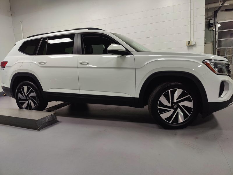 Used 2025 Volkswagen Atlas SE AWD w/TechnologyImage 3