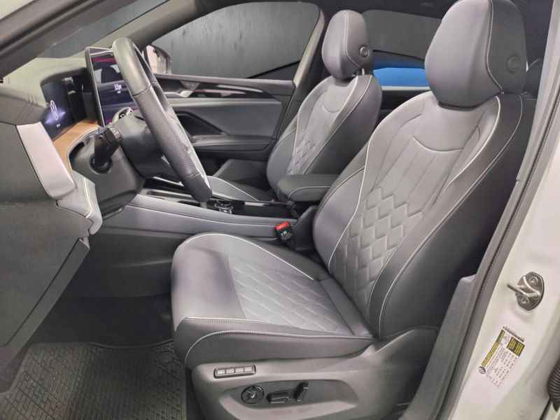 Used 2025 Volkswagen Tiguan SEL R-Line AWD w/Sunroof/NavImage 17