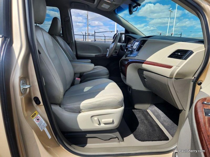 2014 Toyota Sienna XLEImage 33