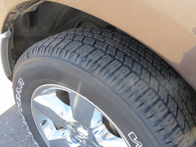 Used 2017 RAM 1500 SLT 4x4 4dr Crew Cab 5.5 ft. SB PickupImage 10