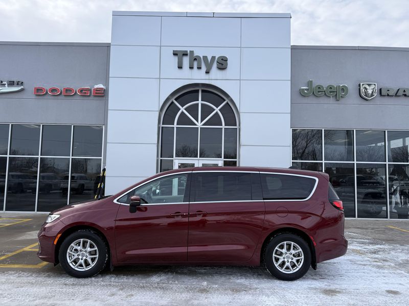 Used 2023 Chrysler Pacifica Touring LImage 39