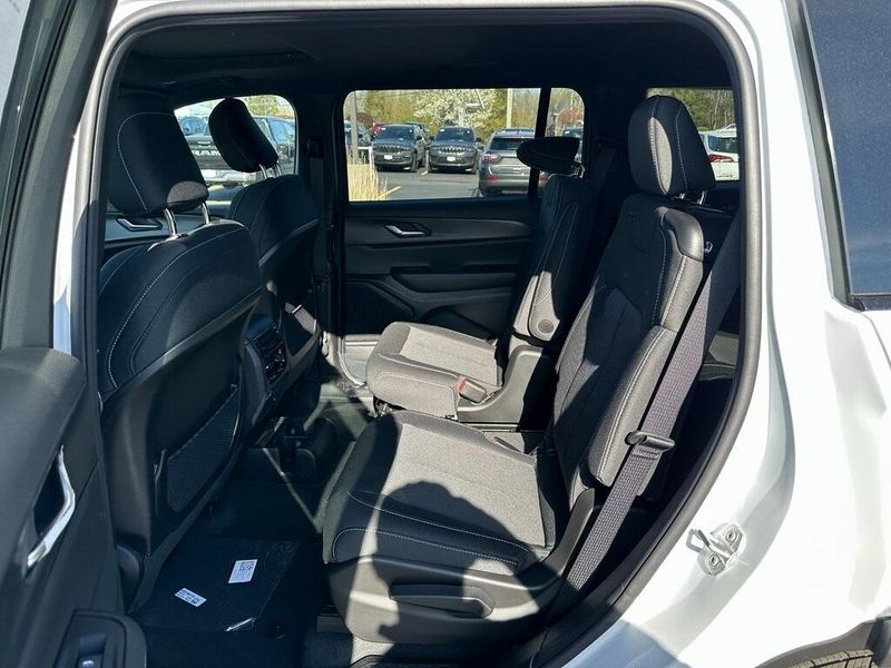 2025 Jeep Grand Cherokee L Laredo X 4x4Image 13