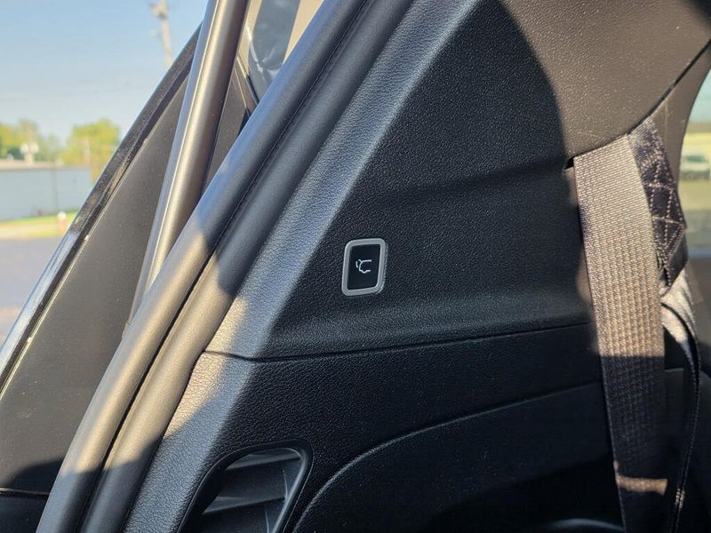 Used 2025 Chrysler Pacifica Select