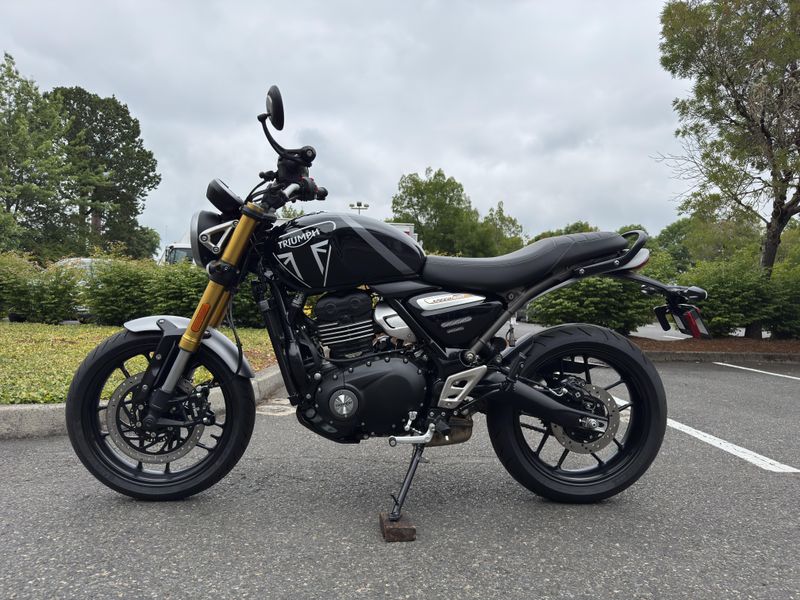 2025 Triumph SCRAMBLER 400 X - PHANTOM BLACK - SILVER ICE 