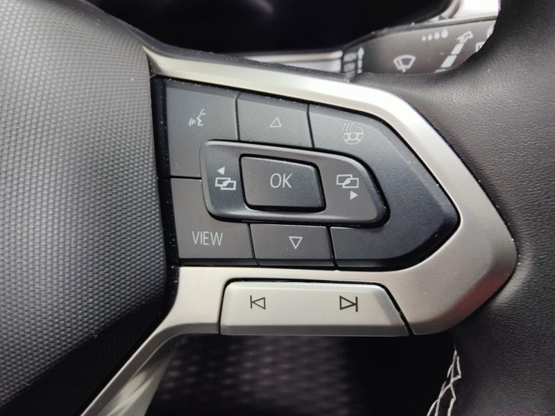 Used 2025 Volkswagen Taos SE AWD w/SunroofImage 27
