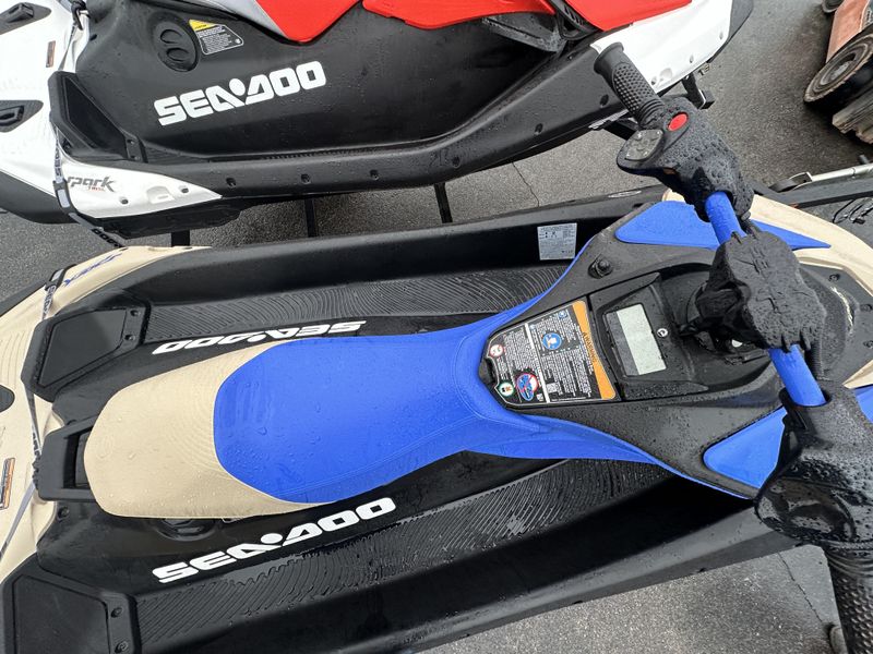 2025 SEADOO SPARK TRIXX FOR 1 SAND AND DAZZLING BLUE Image 4