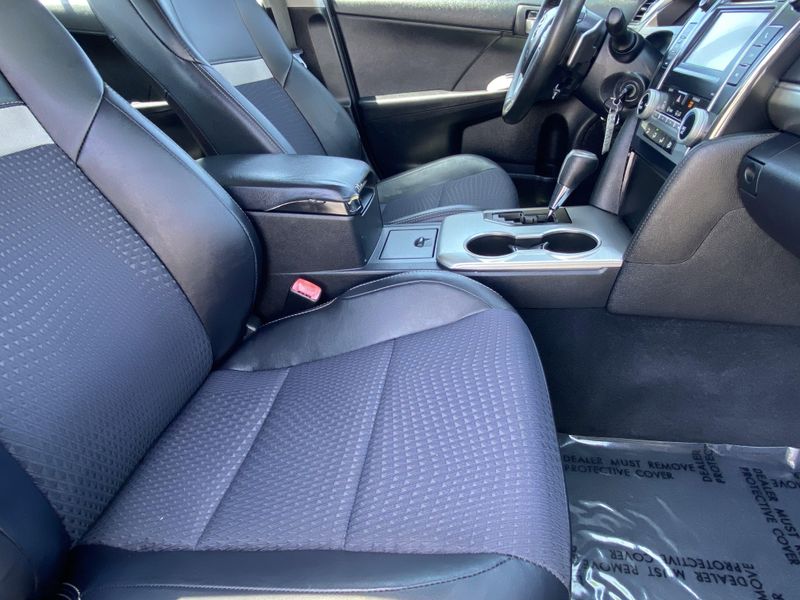 2012 Toyota Camry SEImage 11