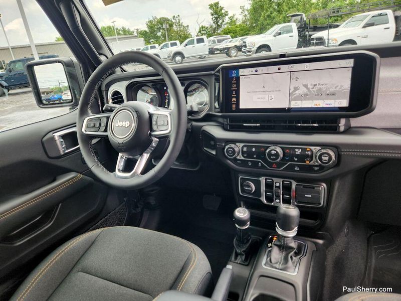 New 2025 Jeep Wrangler 4-door SaharaImage 31