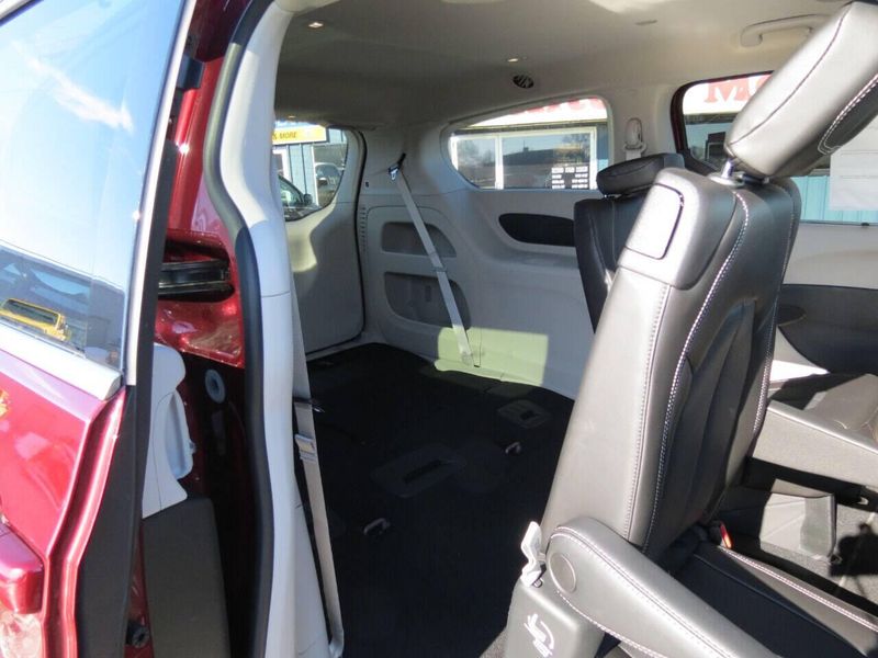 Used 2023 Chrysler Pacifica Touring L 4dr Mini VanImage 13