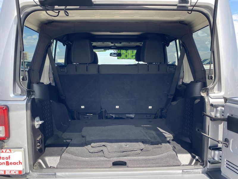 Used 2016 Jeep Wrangler Unlimited SaharaImage 13