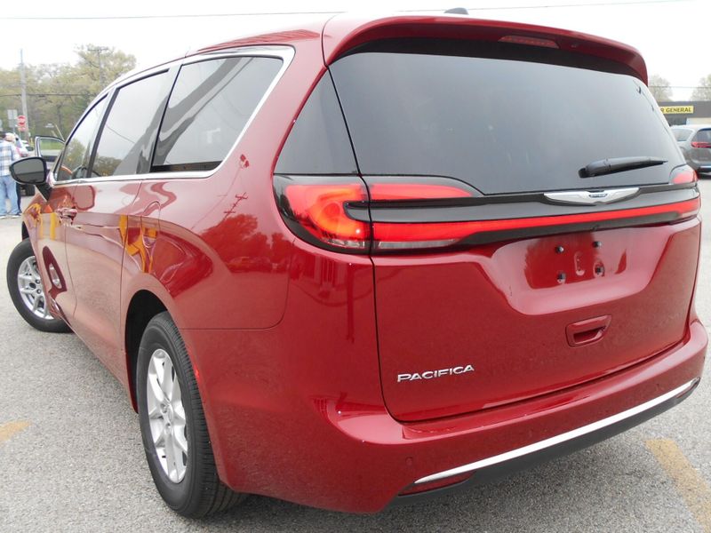 2025 Chrysler Pacifica SelectImage 3