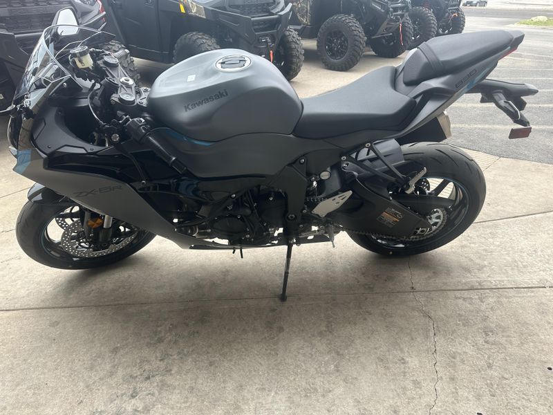 2025 Kawasaki NINJA ZX6R ABS METALLIC MATTE DARK GRAY AND EBONYImage 5