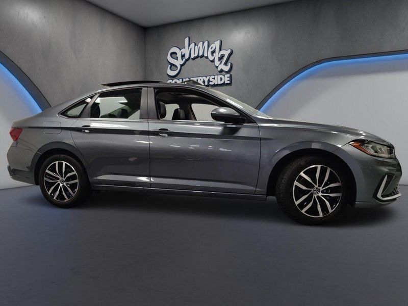 Used 2026 Volkswagen Jetta SE w/SunroofImage 3