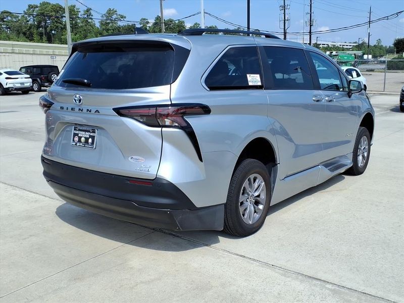 Used 2024 Toyota Sienna XLEImage 7
