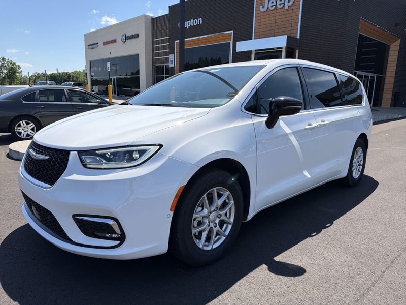 New 2026 Chrysler Pacifica SelectImage 1