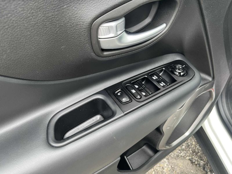 Used 2022 Jeep Renegade Image 3