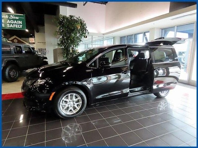 New 2025 Chrysler Voyager LXImage 1